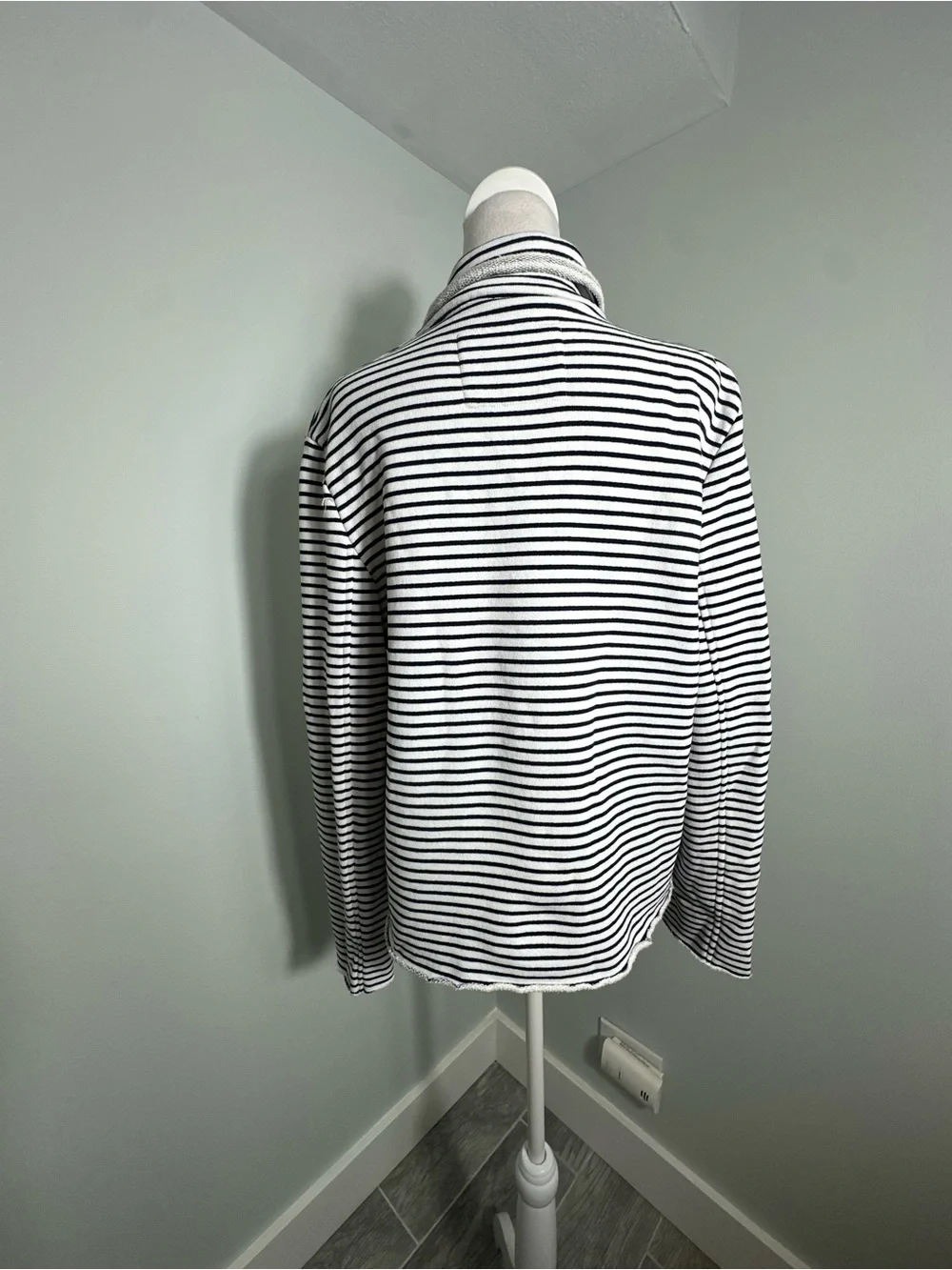 FRANK & EILEEN MINI BELFAST
Cropped Sweatshirt Peacoat, Current Season - Picture 9 of 17